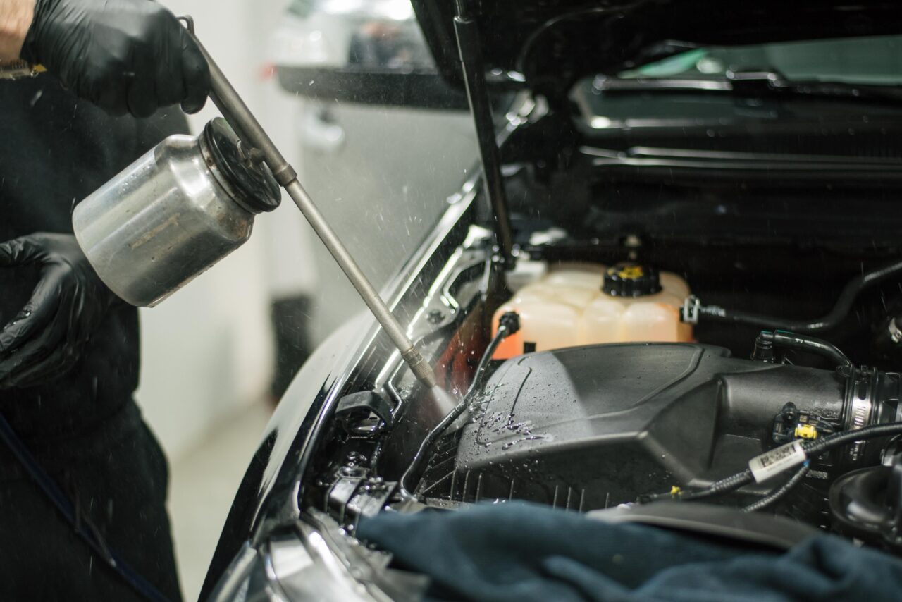 Nettoyage du moteur de la voiture pour un entretien optimal et une performance améliorée.